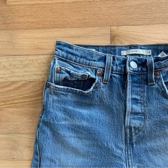 Women’s Levi’s Button Fly Ribcage Straight Leg Medium Wash Distressed Jeans 25 - Picture 2 of 14